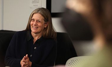 Ilustração de Lobos em peles de cordeiros: a arte e os artistas