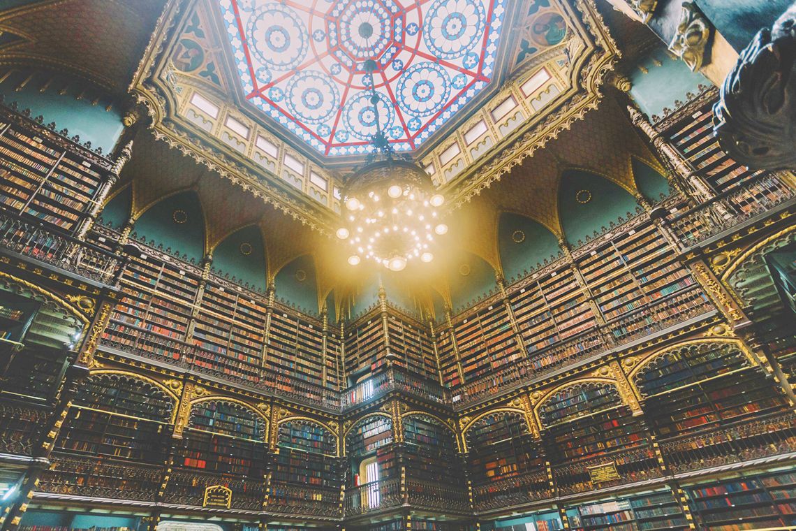 Fundado em 1837, por imigrantes lusos, o Real Gabinete Português de Leitura, possui a maior e mais valiosa biblioteca de obras de autores portugueses fora de Portugal 