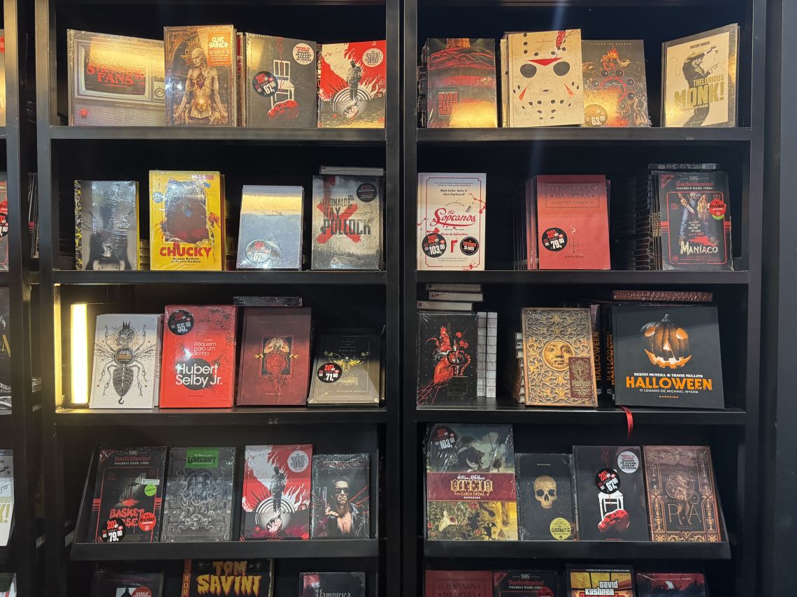 Prateleira de livros na editora Darkside