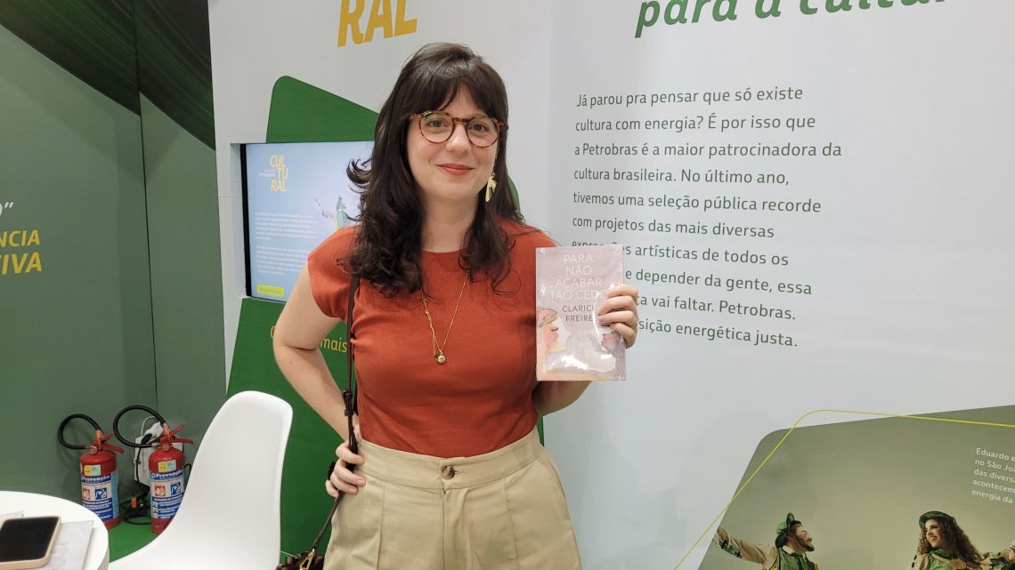 Escritora foi descoberta pela editora Intrínseca no Facebook. Sua obra se espalhou através da rede