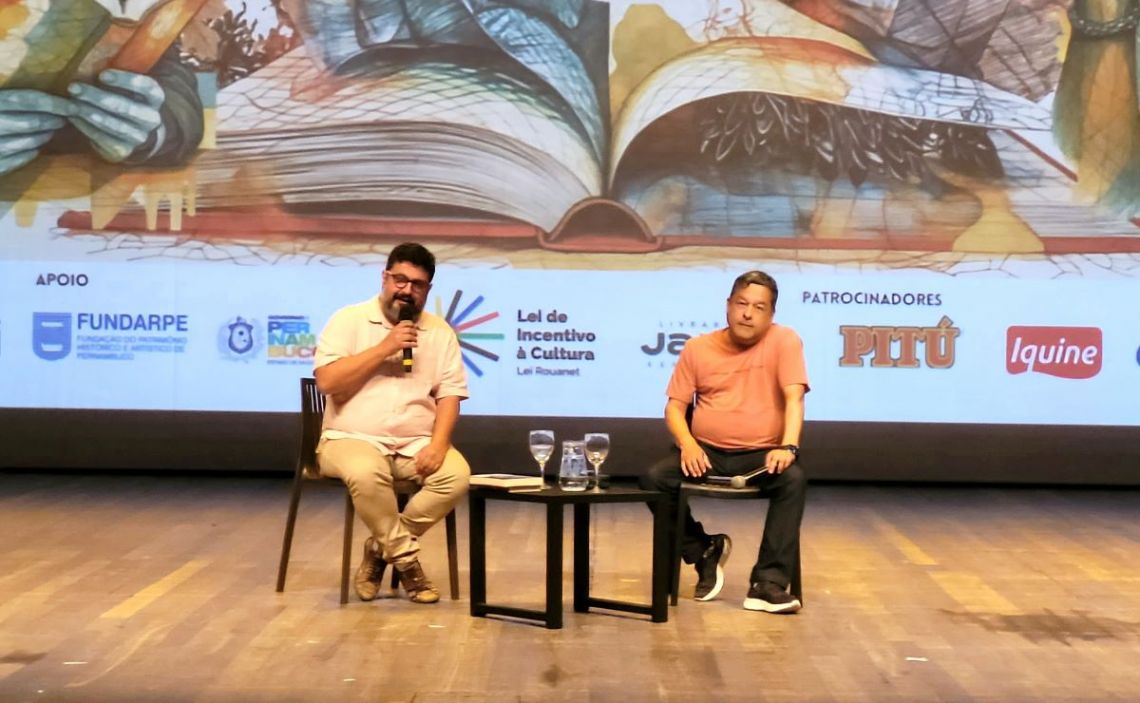 O escritor Wellington Melo (E), ao lado do mediador Mário Hélio, falou sobre a biografia Estou Quase Pronto que conta a vida do poeta Miró da Muribeca