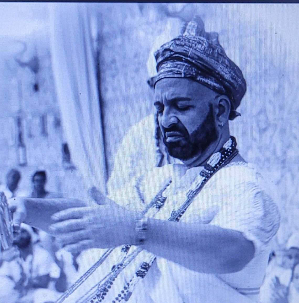 Sacerdote da Umbanda, André usa a cosmogonia banto na narrativa do livro, trazendo denominações e costumes usados pelos primeiros povos africanos escravizados